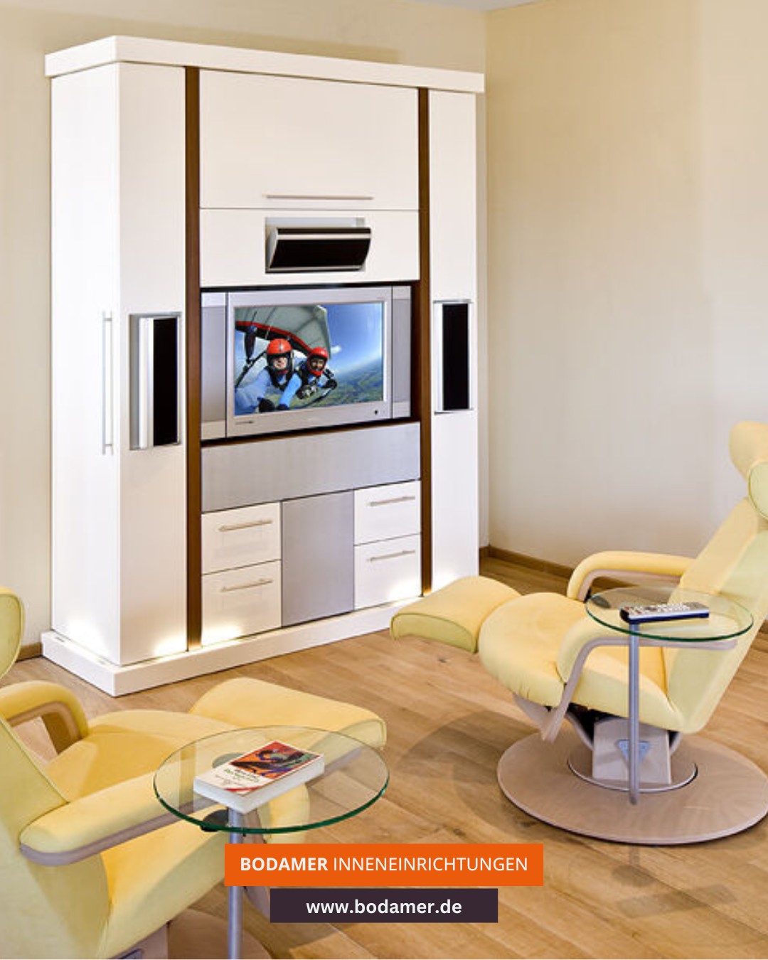 Ein Fernsehschrank der Tischlerei Bodamer.