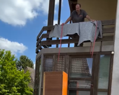 Möbel werden über den Balkon in die Wohnung gehievt